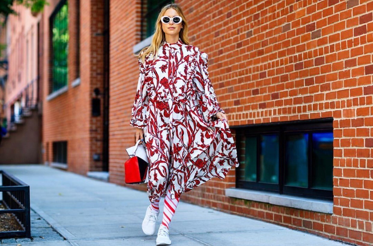 最近杨幂在机场现身变化让人惊讶,杨幂把机场当个人t台秀