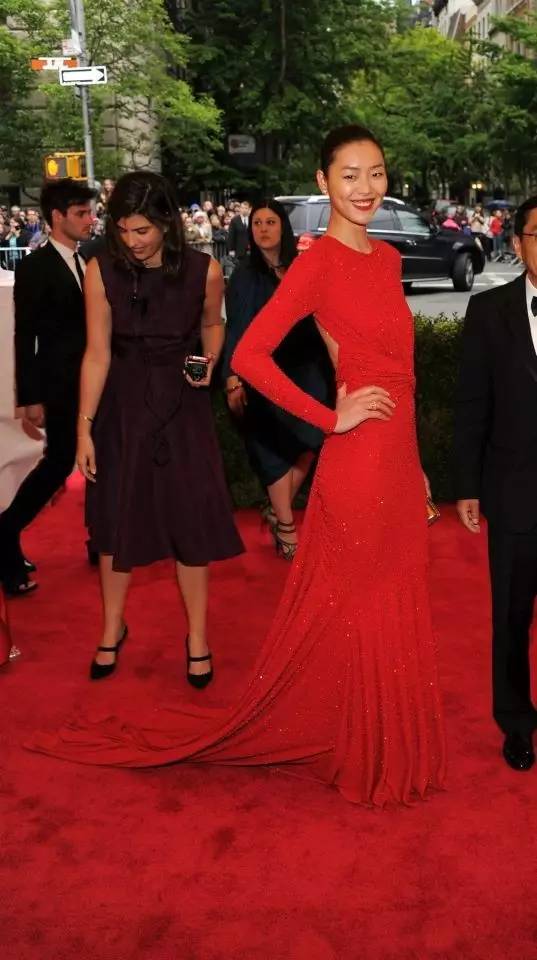 杨幂上红毯,杨幂metgala首秀
