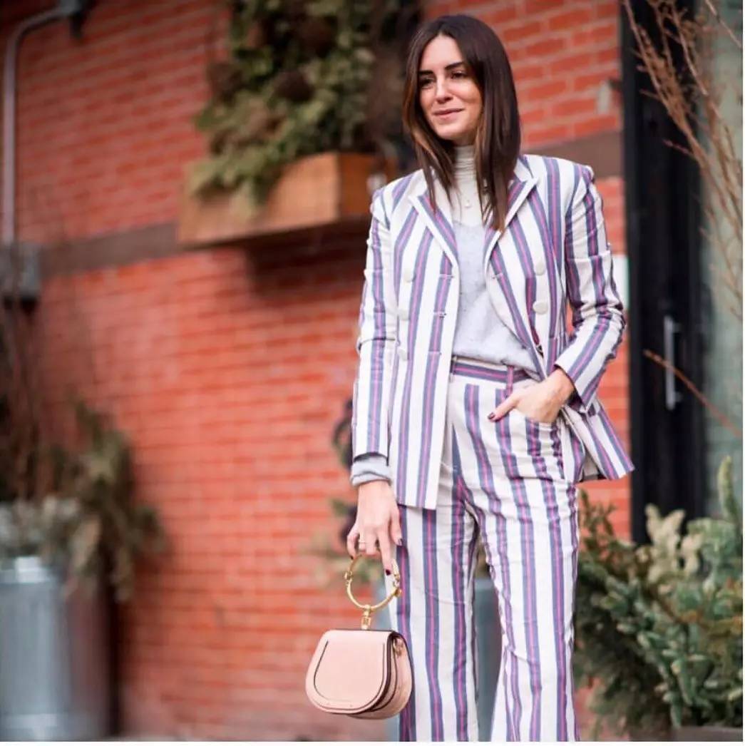 最近杨幂在机场现身变化让人惊讶,杨幂把机场当个人t台秀