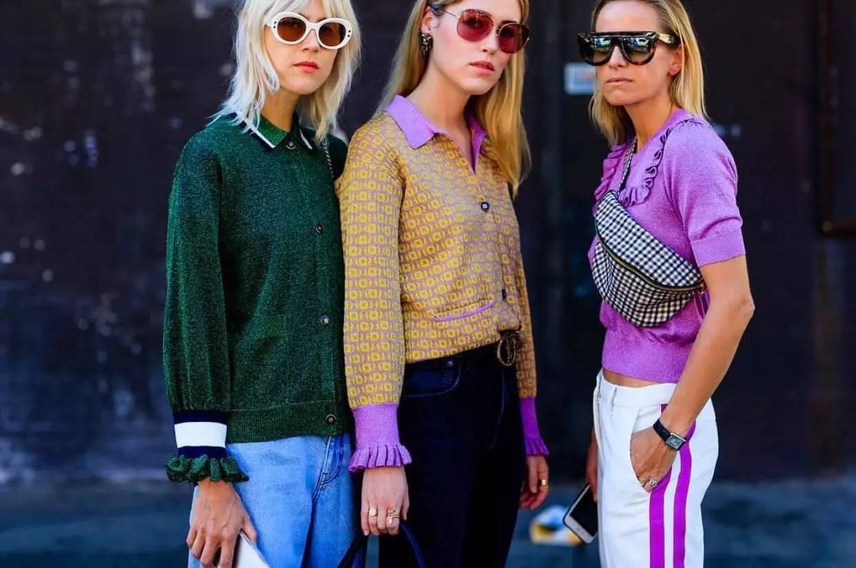 最近杨幂在机场现身变化让人惊讶,杨幂把机场当个人t台秀