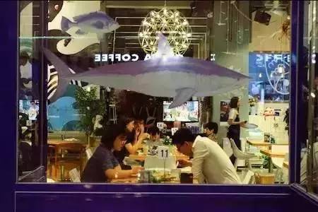 BLUFISH｜他在天津造了这座蓝色的饕餮城堡，只为把青梅竹马的她从巴黎追回来