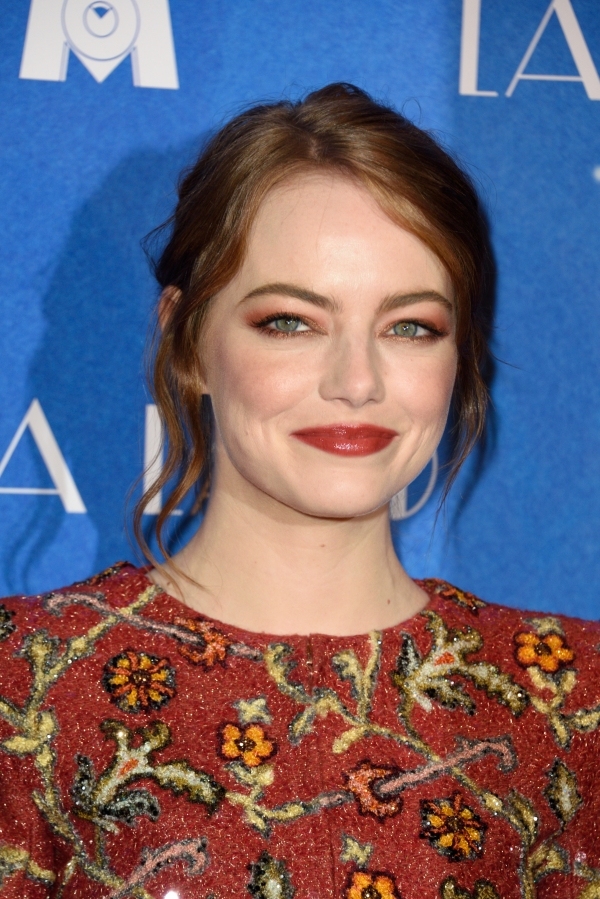 景甜唐嫣的落肩外套助你慵懒过冬 (景甜清冷富贵花妆容)