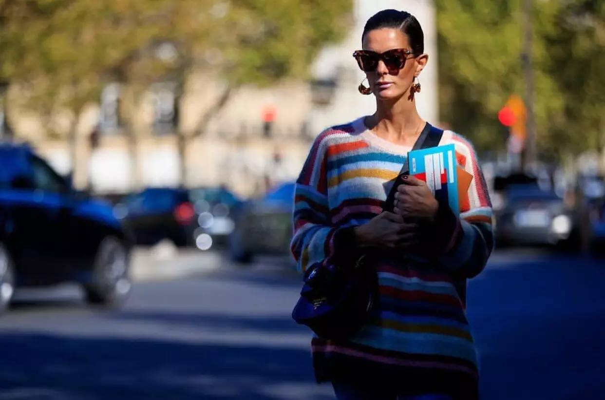 最近杨幂在机场现身变化让人惊讶,杨幂把机场当个人t台秀