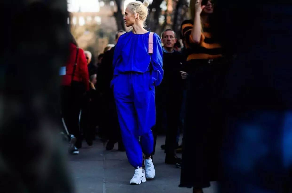 最近杨幂在机场现身变化让人惊讶,杨幂把机场当个人t台秀