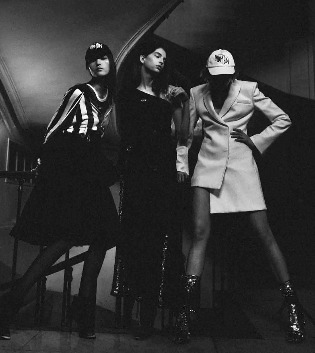 最近杨幂在机场现身变化让人惊讶,杨幂把机场当个人t台秀