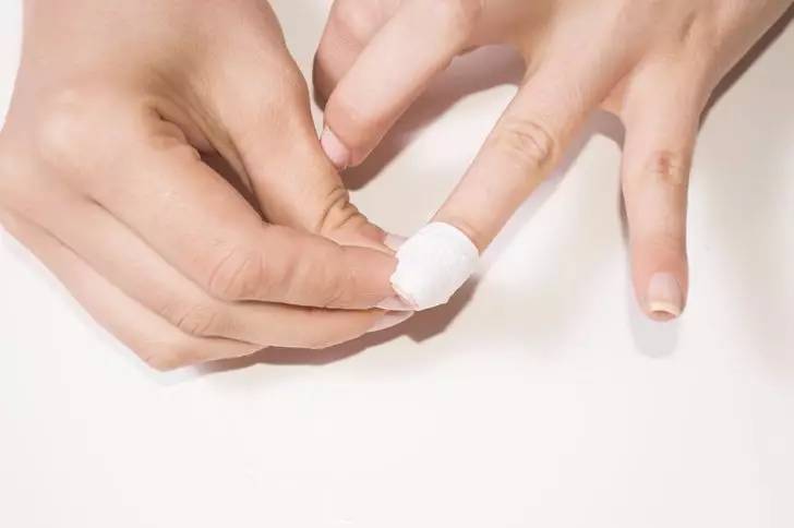 指甲从根部断裂去除断甲,指甲断裂在家自己怎么修补