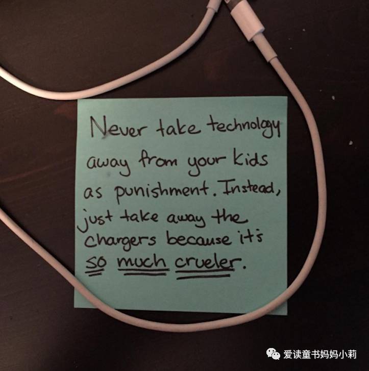 妈妈赚钱养家，爸爸辞职带俩娃累傻了，活活被逼成段子手