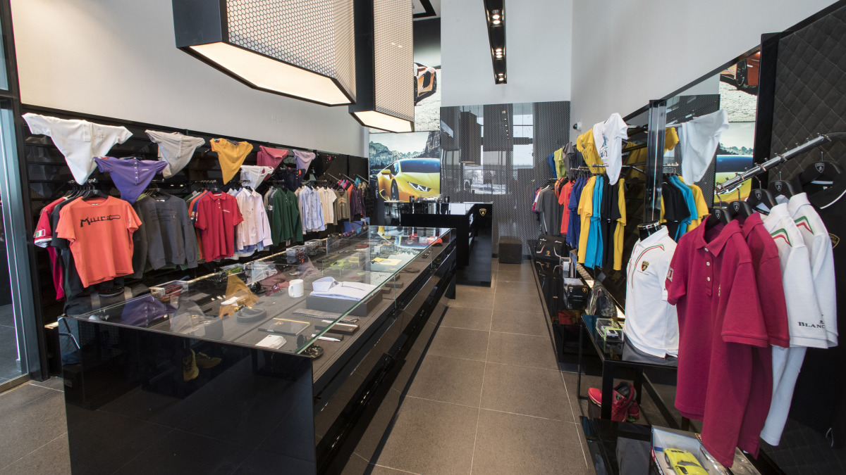 迪拜开个苹果店就不淡定了？这里的*博兰**基尼旗舰店才叫壕