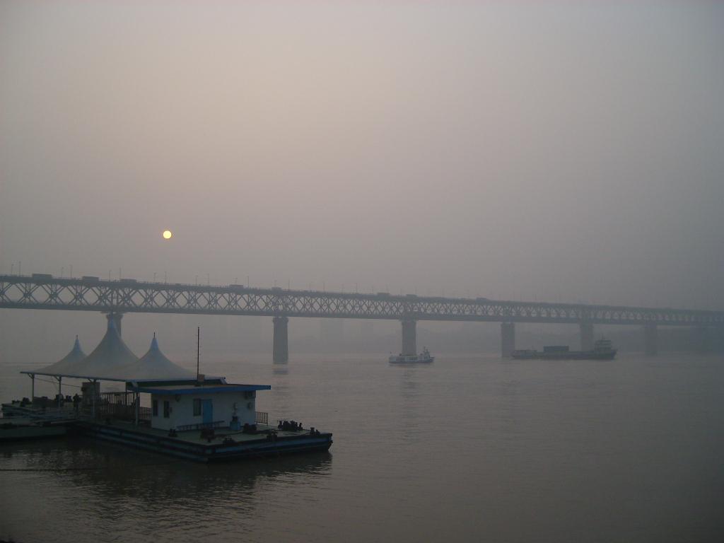 你们在北京创业，我们在武汉吃虾