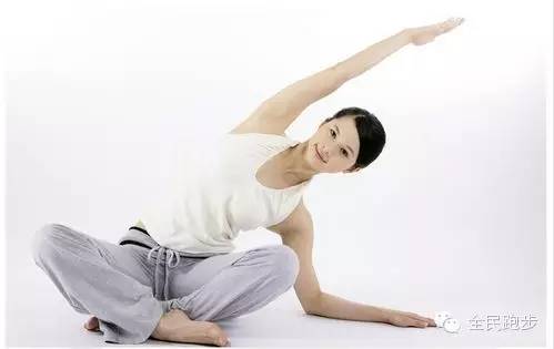 跑步前拉伸动作女生完整版,跑步后要做什么拉伸动作才不伤腿