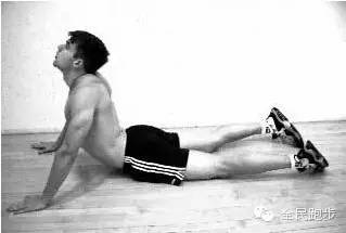 跑步前拉伸动作女生完整版,跑步后要做什么拉伸动作才不伤腿