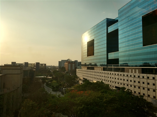 老外观看小米汽车之后的感受,老外赞叹中国美景反应视频