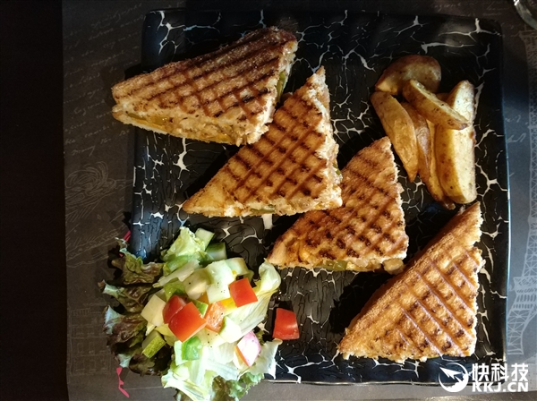 老外观看小米汽车之后的感受,老外赞叹中国美景反应视频