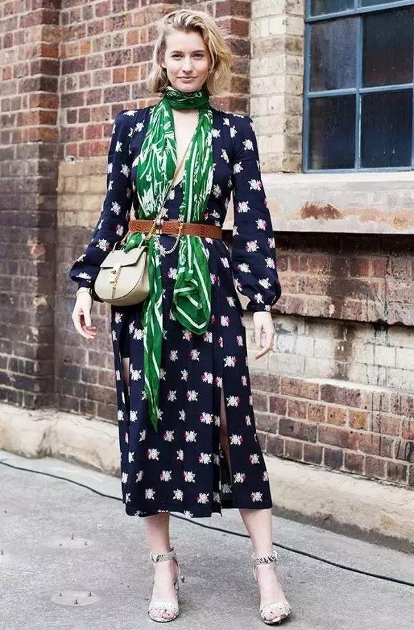 夏天丝巾系法大全,夏天长方形丝巾搭白衬衫的系法