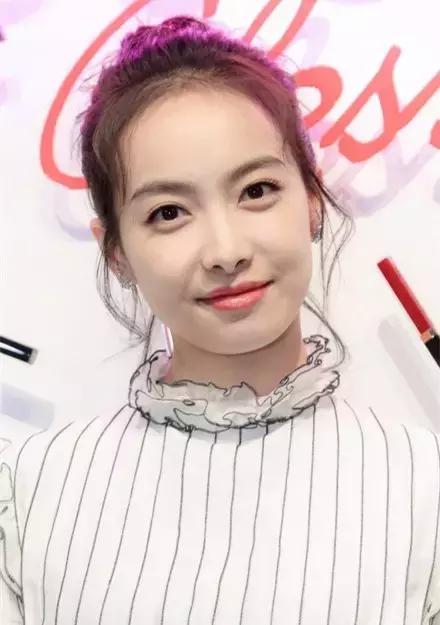 丸子头炸毛娃娃发型,永不过时的丸子头超级简单哦