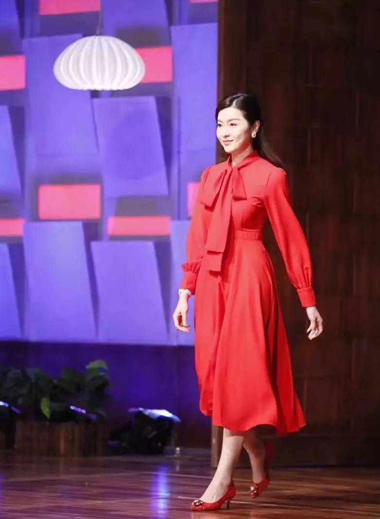 她是《中国式相亲》里最具争议的女嘉宾，逆龄的美貌是福还是祸？