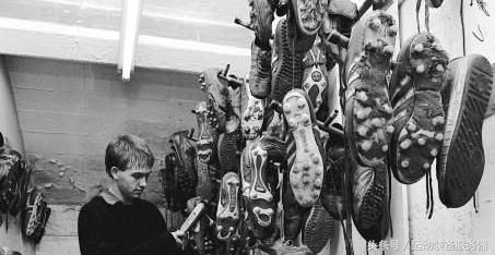 第一双球鞋多少钱,一双足球鞋多少钱最便宜的