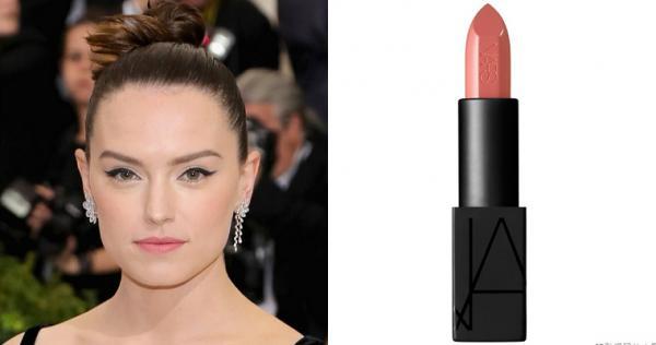 特搜2017「红毯巨星唇彩」懒人包！网友：莉莉根本是洋娃娃啊