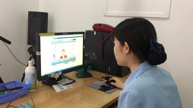 出入境照片在大厅拍照教程,口袋证件照如何拍港澳通行证