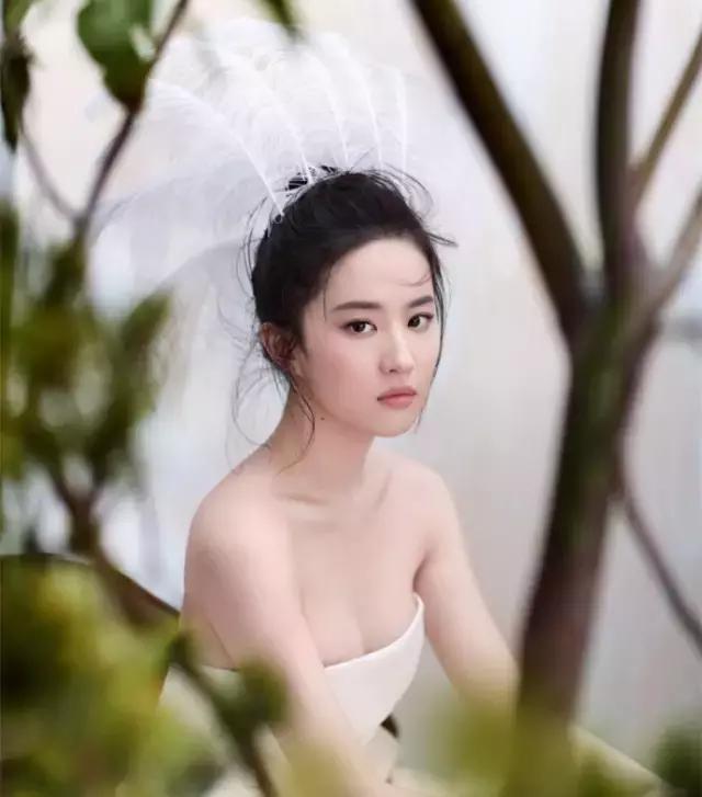 丸子头炸毛娃娃发型,永不过时的丸子头超级简单哦