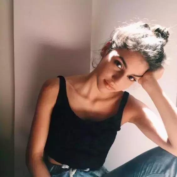 丸子头炸毛娃娃发型,永不过时的丸子头超级简单哦