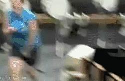 妹子被小龙虾夹,妹子被螃蟹夹了