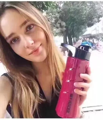 那些在朋友圈里表演吃水果喝果汁的女孩子,后来都怎样了?