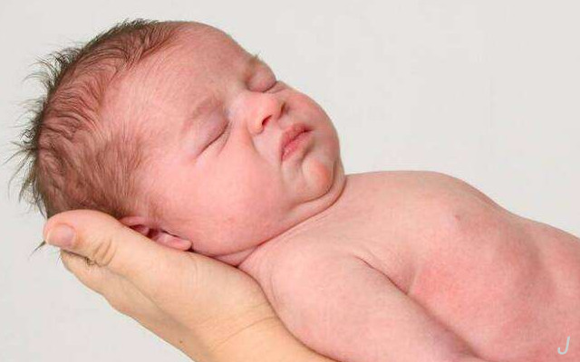 宝宝湿疹严重怎么都治不好,宝宝湿疹怎么办4个建议帮到你