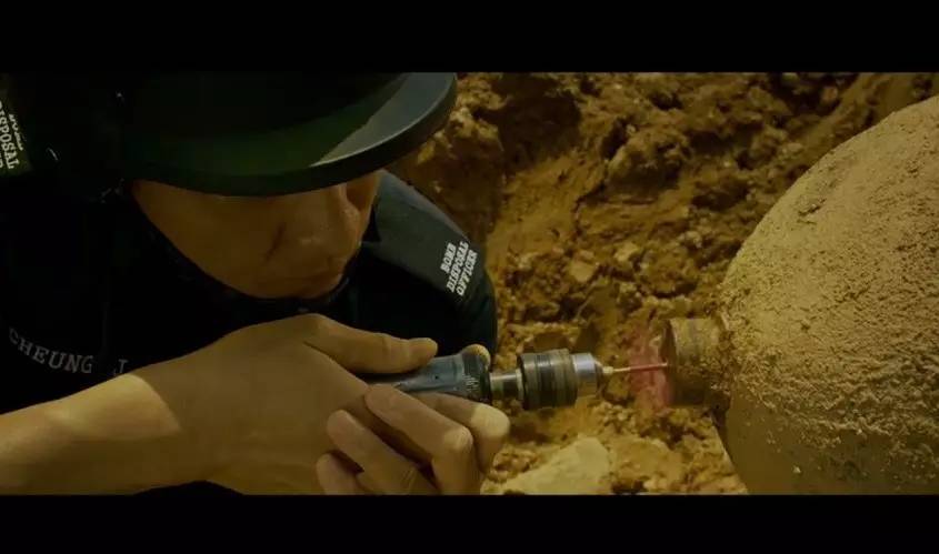 刘德华炸隧道电影,刘德华爆破专家戴的卡西欧