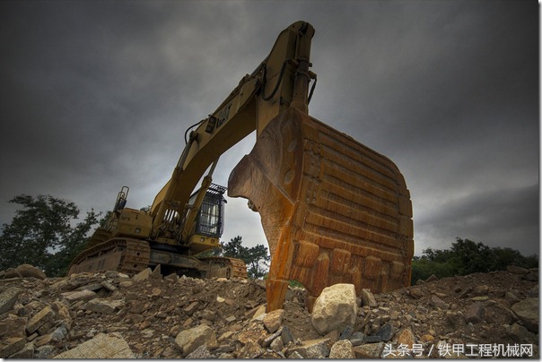 三一七五挖掘机更换安全阀芯视频,挖掘机更换主阀有哪些要注意的