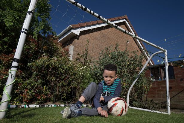 身患癌症小朋友踢足球治愈场面,小男孩得病踢足球
