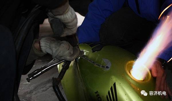 摩托车油箱凹了怎么修复,摩托车油箱凹陷如何处理