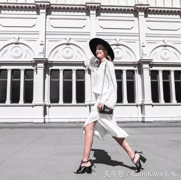 一双充满夏天的鞋,一双锃光瓦亮的鞋子