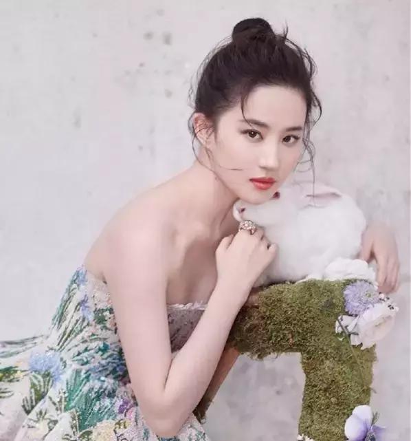 丸子头炸毛娃娃发型,永不过时的丸子头超级简单哦