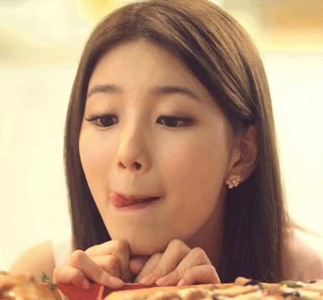 妹子被小龙虾夹,妹子被螃蟹夹了