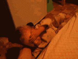 妹子被小龙虾夹,妹子被螃蟹夹了