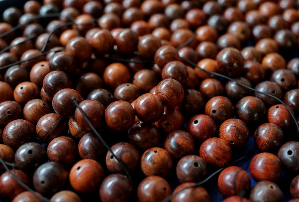 越南黄花梨和缅甸黄花梨手串,越南黄花梨手串一般多少钱