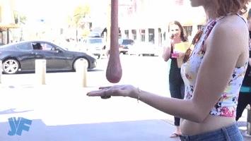 妹子被小龙虾夹,妹子被螃蟹夹了