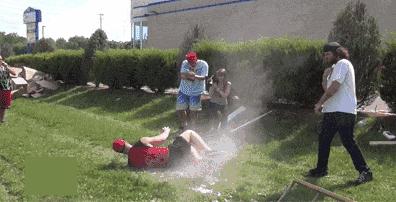 妹子被小龙虾夹,妹子被螃蟹夹了