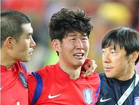 韩国球迷赛前讽国足:踢得烂,球迷丑!赛后又骂韩国队:丢人!