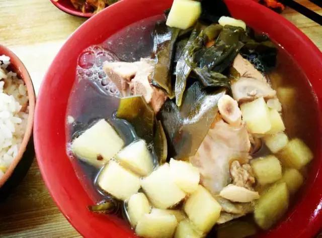 青岛好吃不贵的美食,青岛排名第一排骨米饭