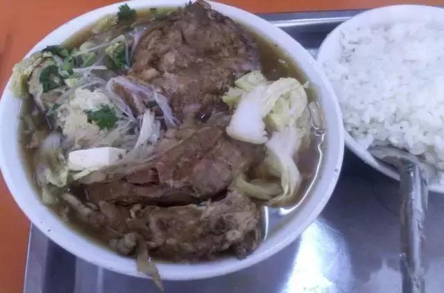 青岛好吃不贵的美食,青岛排名第一排骨米饭