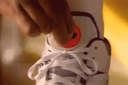 便捷式系鞋带球鞋,自动系鞋带的nike球鞋