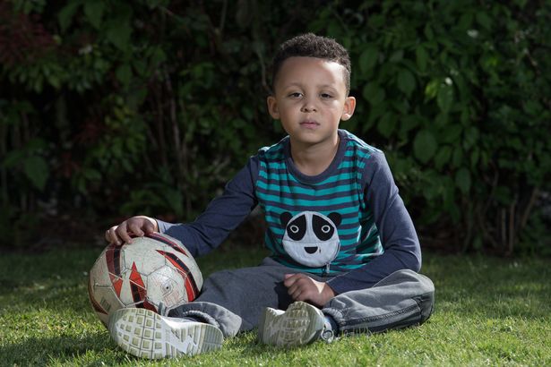 身患癌症小朋友踢足球治愈场面,小男孩得病踢足球