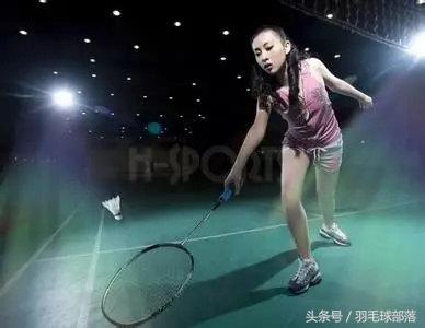 最会打羽毛球的美女,清纯美女打羽毛球准备活动视频