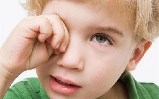 宝宝总是流泪有眼屎是怎么回事,宝宝眼睛老是流眼泪这是怎么回事