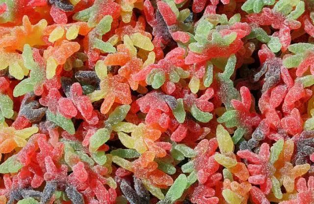 男童误食烧碱食道被烧伤,小朋友误喝烧碱的视频