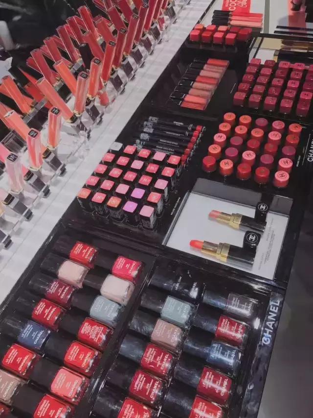 我赚到第一笔钱后，给自己买了一支Chanel