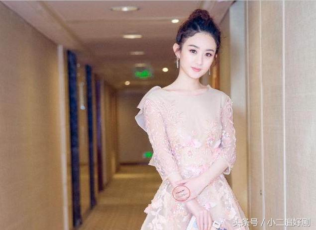 “女儿国国王”赵丽颖出席电影节，左手中指戴戒疑是有新恋情！