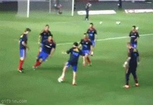 足球搞笑庆祝动作gif,足球过人gif